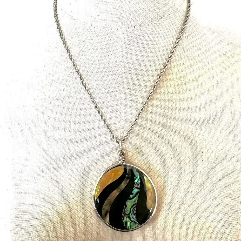 Round abalone pendant necklace